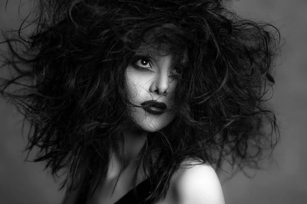 How to Fix Frizzy Hair in Toronto Humidity: A Step-by-Step Routine